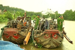 Đồng Nai: Bị vây bắt, “cát tặc” đánh chìm 7 chiếc thuyền phi tang