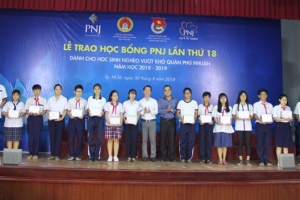 Quỹ Từ thiện PNJ trao 100 suất học bổng cho học sinh nghèo vượt khó