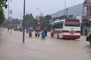 Mưa như nước trút, quốc lộ 6 bị chia cắt, mặt đường biến thành sông
