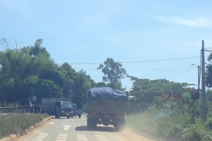 Quảng Nam: Người dân bức xúc vì xe chở đất gây ô nhiễm môi trường