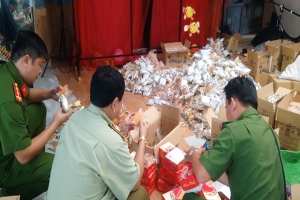 Cần Thơ: Hơn 3.000 chiếc bánh trung thu không nhãn mác được chủ kinh doanh cam kết tự tiêu hủy