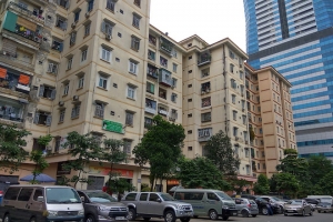 “Nên tạm dừng nhà tái định cư”?