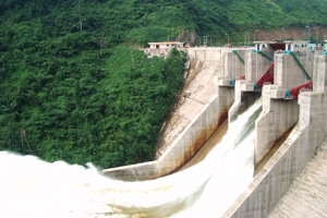 Các hồ thủy điện đồng loạt xả nước về sông Vu Gia
