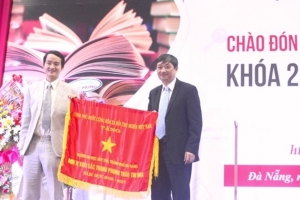 Đà Nẵng: Đại học Duy Tân nhận Cờ thi đua của Chính phủ