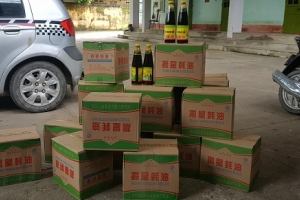 Phát hiện, bắt giữ 240 chai dầu hào nhập lậu