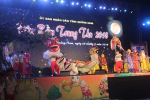 Quảng Nam: Hoa hậu Trần Tiểu Vy vui đêm hội trăng rằm cùng trẻ em