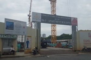 Chưa được cấp phép sử dụng vỉa hè, nhà thầu dự án H6-3 Apartment building ngang nhiên dựng hàng rào