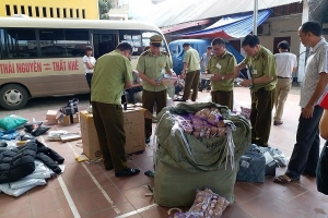 Lạng Sơn: Thu giữ lô hàng quần áo may mặc sẵn nhập lậu