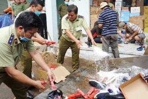 TP.HCM: Tiêu hủy khối lượng lớn hàng lậu, hàng giả trị giá lớn