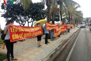 Công ty Hoàng Quân lại thất hứa, hàng trăm khách hàng đội mưa đòi giao nhà