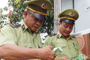 Lực lượng QLTT Hà Tĩnh: Phát hiện, thu giữ gần 130 bóng đèn "nhái" nhãn hiệu Rạng Đông