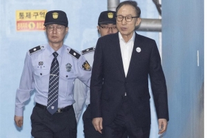 Cựu Tổng thống Hàn Quốc Lee Myung-bak bị kết án 15 năm tù giam