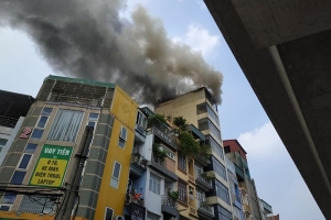 Hà Nội: Cháy nhà cao tầng trên phố Hào Nam