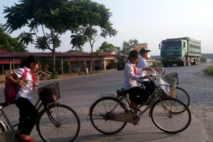Quốc Oai (Hà Nội): “Phớt lờ” biển cấm, xe quá khổ quá tải vẫn… tung hoành?