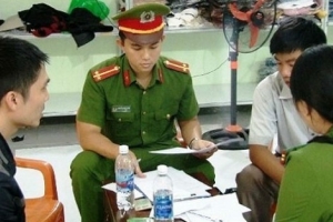 Phát hiện 1.800 bộ quần áo trôi nổi được ‘phù phép’ thành đồ hiệu