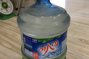 Cần làm rõ bình nước Lavie mọc rêu xanh?