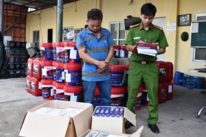 Ninh Bình: Phát hiện, thu giữ 100 thùng dầu nhớt không nguồn gốc xuất xứ
