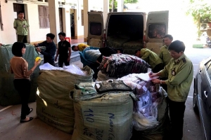 Lạng Sơn: Thu giữ lô hàng quần áo và thực phẩm nhập lậu