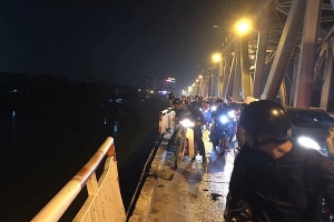 Hà Nội: Ô tô con húc đổ lan can cầu Chương Dương, lao xuống sông Hồng