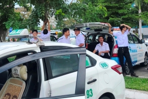 Đà Nẵng: Tài xế 8 hãng xe taxi đình công tại sân bay