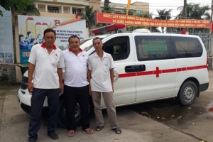 Chuyện về những người suốt 14 năm tình nguyện lái xe cứu thương miễn phí ở miền Tây