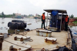 Nam Định: Bắt quả tang 2 tàu chuyển tải dầu trái phép trên biển