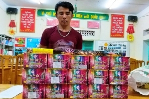 Quảng Bình: Gần 50 kg pháo "ẩn mình" trong xe đầu kéo chở hoa quả