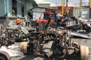 Hải quan TP. HCM phát hiện container nhập lậu chứa đầy phụ tùng, máy móc ô tô cũ, cắt rời