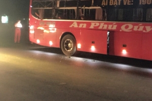 Xe khách An Phú Quý tông vào cột điện, nhiều hành khách khiếp vía