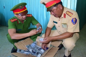 Thừa Thiên Huế: Phát hiện 2 xe ô tô chở hàng hóa không rõ nguồn gốc