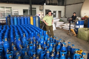Hà Nội: Tịch thu hơn 600 kg bóng cười cùng nhiều bình khí