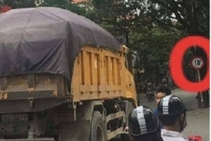 Huyện Hoài Đức (Hà Nội): Xe quá khổ, quá tải “oanh tạc” trên đường tỉnh lộ 422