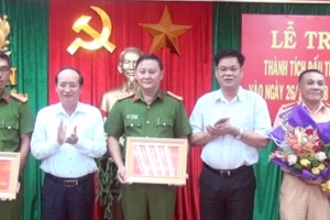 Phú Yên: Khen thưởng lực lượng triệt phá tụ điểm đánh bạc quy mô lớn
