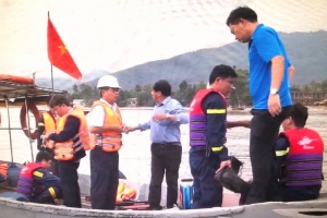 Đà Nẵng: Tàu dầu đâm nứt cầu cảng, nguy cơ tràn dầu ra biển