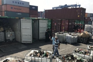 20 container hàng nhập khẩu chứa rác thải công nghiệp tại cảng Cát Lái