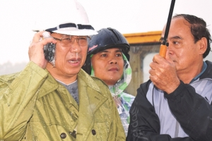 Đà Nẵng: Chủ tịch TP. Huỳnh Đức Thơ lội nước kiểm tra thực tế các điểm ngập úng