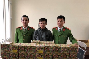 Hà Tĩnh: Bắt quả tang đối tượng “ôm” 65 kg pháo lậu