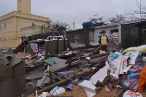 Phú Yên: Triều cường đánh sập 3 ngôi nhà, uy hiếp hàng 100 nhân khẩu