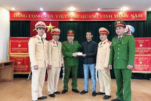 Công an TP. Bắc Giang trao trả 50 triệu đồng cho người đánh rơi