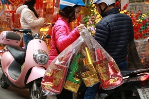 Người dân Hà Nội "nô nức" đi sắm lễ trước ngày Táo Quân
