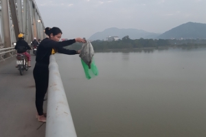 Nghệ An: Sông Lam “hứng trọn” rác thải ngày Táo Quân chầu trời