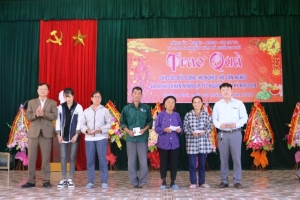Trao quà Tết cho các hộ nghèo ở Thanh Hóa