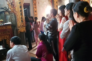 Bỉm Sơn (Thanh Hóa): Người dân tấp nập đi lễ cầu may tại đền Sòng Sơn sáng mồng 1 Tết