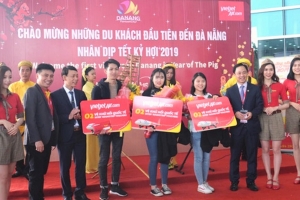Đà Nẵng: Chuyến bay đầu tiên chở du khách Hàn Quốc đến "xông đất"được lì xì lấy hên