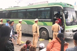 Đà Nẵng: Xe khách biển số nước ngoài hết hạn kiểm định nhồi nhét khách trên đường vào Nam
