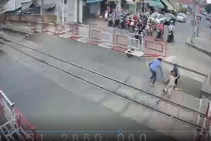 Khen thưởng hai nữ nhân viên gác chắn đã dũng cảm cứu một cụ già khỏi TNGT