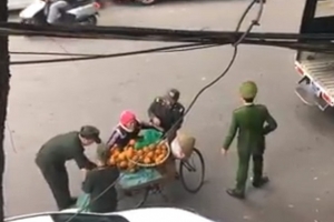Clip tịch thu hoa quả của người bán rong: "Hoàn toàn Không có tiêu cực trong vụ việc..."