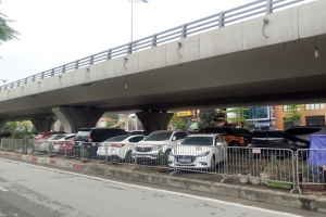 Lấn chiếm gầm cầu đường bộ, đường sắt: Thành phố Hà Nội có xử lý... "trên giấy"?