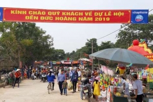 Nghệ An: Hàng nghìn du khách nườm nượp đổ về đền Đức Hoàng trẩy hội