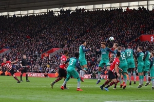 Thua ngược Southampton, Tottenham có nguy cơ bị MU san bằng điểm số